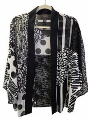 Chico's Black & White Patterned Open Kimono Cape